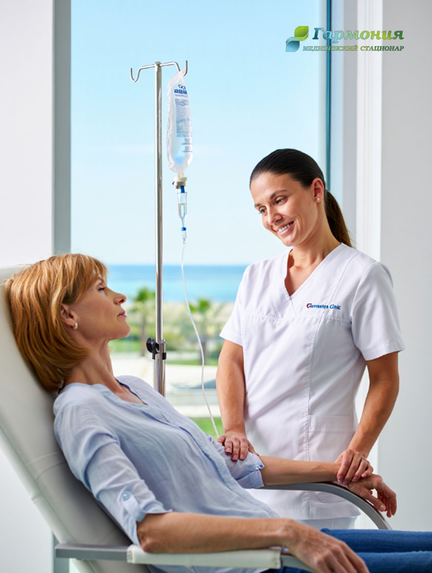 Врач и пациент с капельницей на фоне берега Степногорска